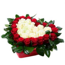 Basket in Red and white roses heart