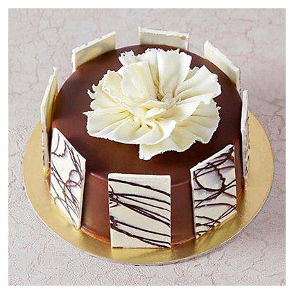 Chocolate Cake with White Chocolate Fence